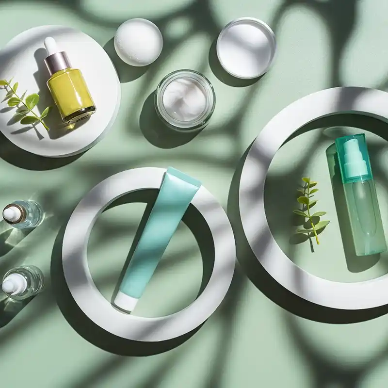 Cremas, serum y otros productos de cosmética natural.